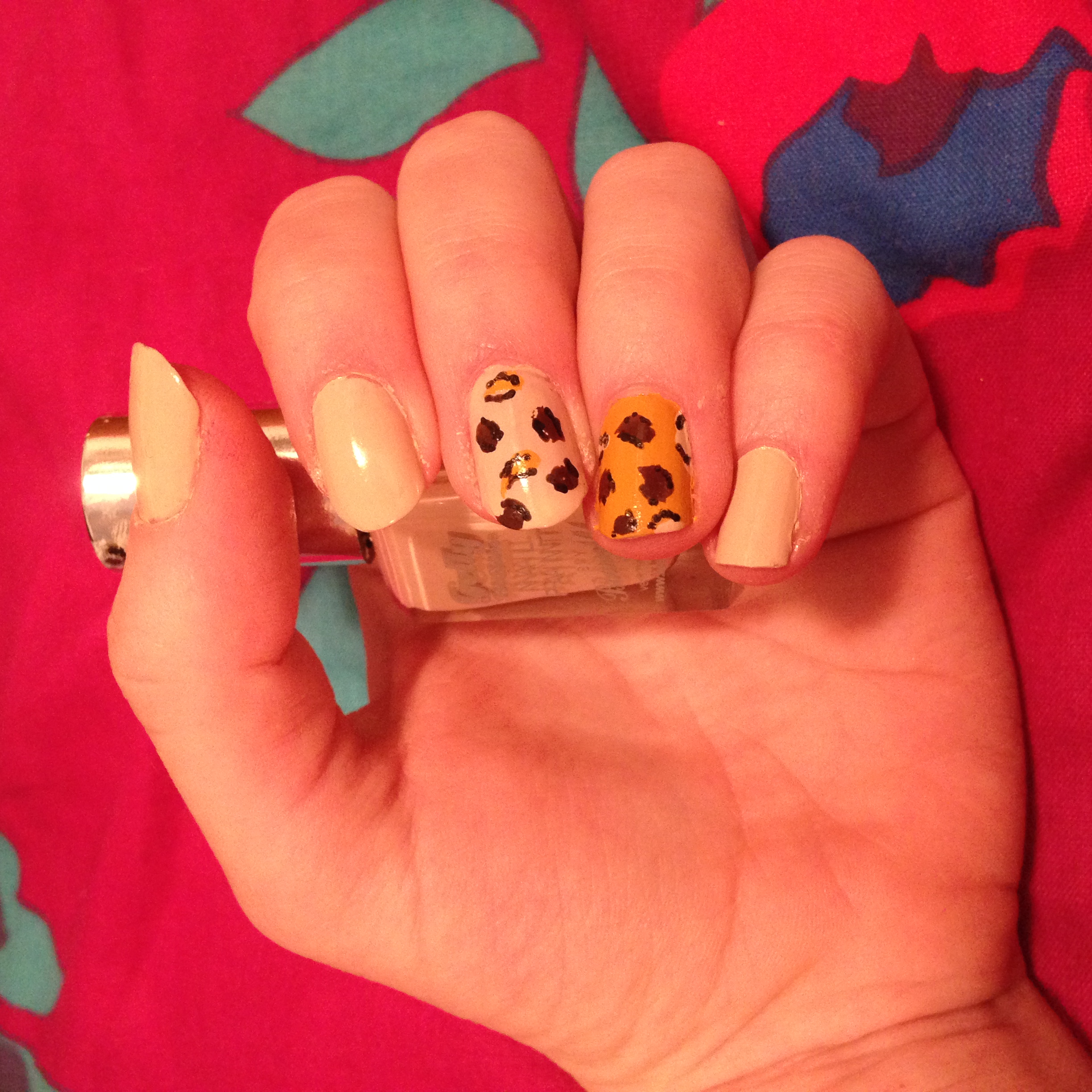 Leopard print isn't really my thing - but I can't help but loving these Autumnal mustard nails